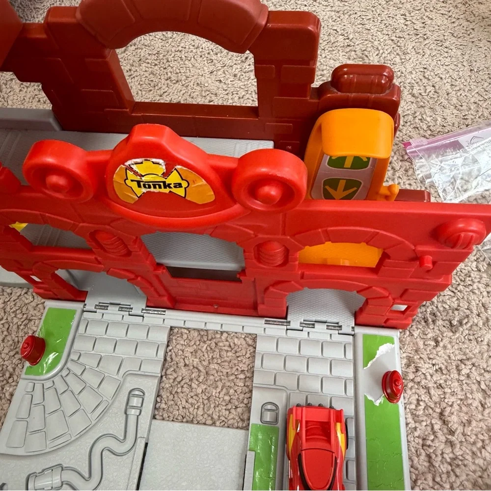Tonka Chuck & Friends Fold ’N Go Garage Playset with Car